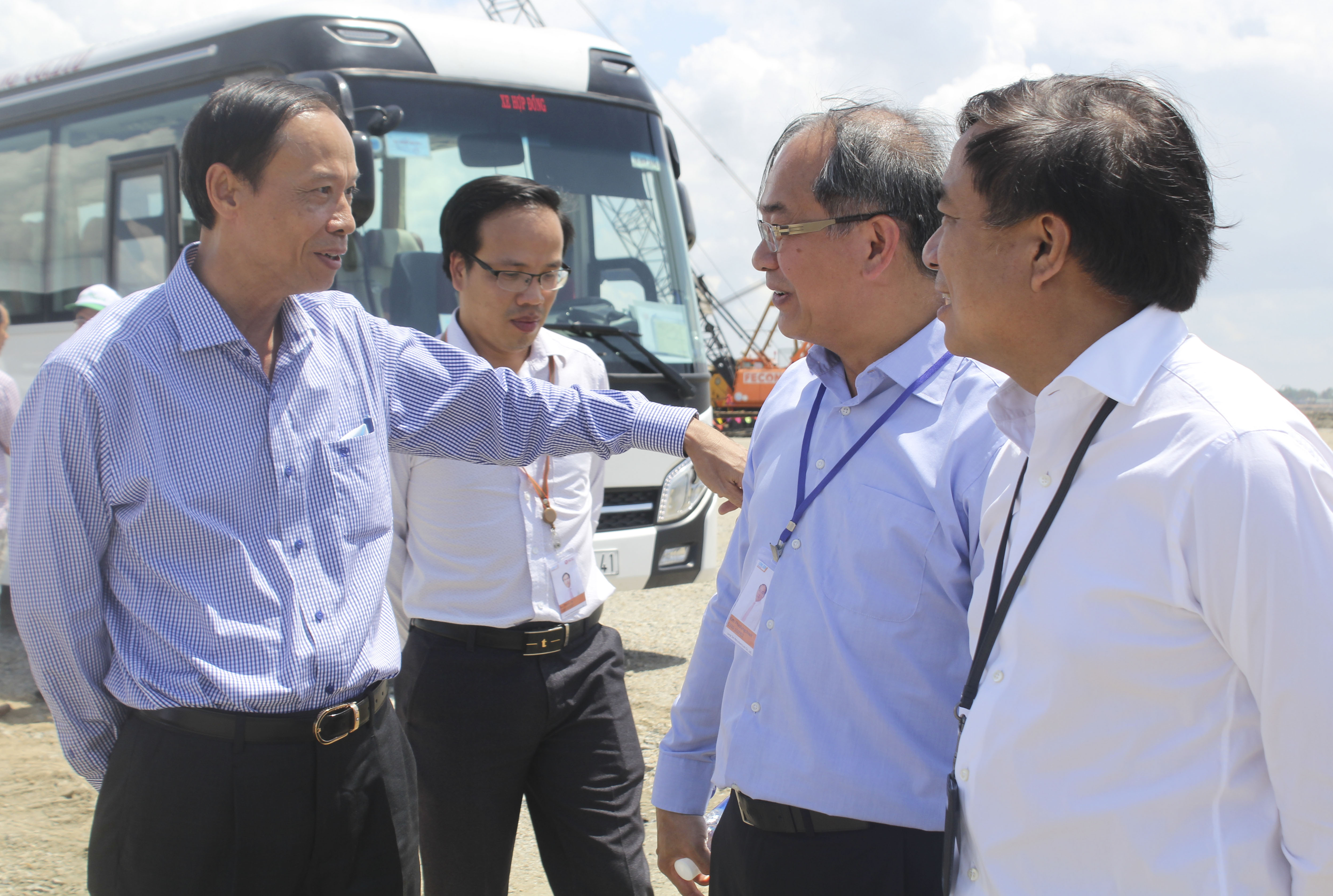 Ông Nguyễn Văn Thọ (bìa trái), Phó Bí thư Tỉnh ủy, Chủ tịch UBND tỉnh trao đổi với đại diện Công ty TNHH Hóa dầu Long Sơn trong buổi thị sát.