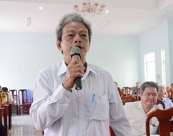 Cử tri Trần Khắc Thoa (phường Rạch Dừa, TP.Vũng Tàu) phát biểu tại buổi TXCT tri. Ảnh: VÂN ANH