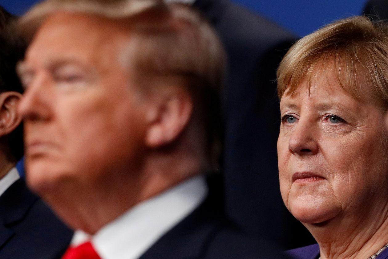 Bà Merkel (phải) bất đồng với ông Trump về mức đóng góp chi tiêu quân sự trong NATO. Ảnh: Reuters