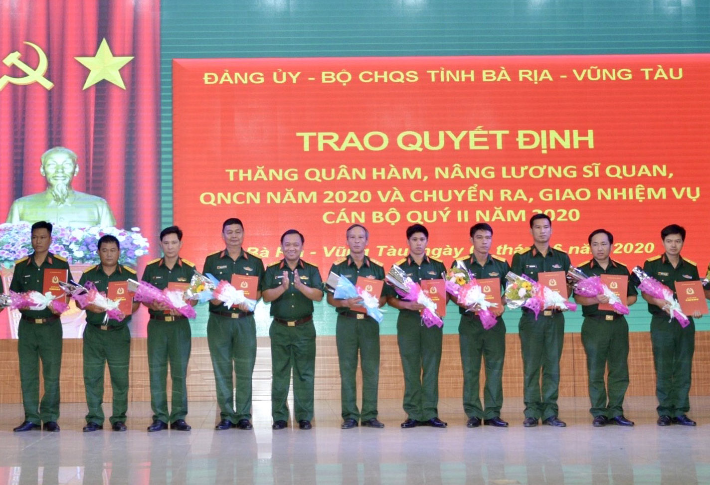 Trung tá Nguyễn Thành Trung, Chính ủy Bộ CHQS tỉnh trao quyết định cho các đồng chí được thăng quân hàm, nâng lương năm 2020.