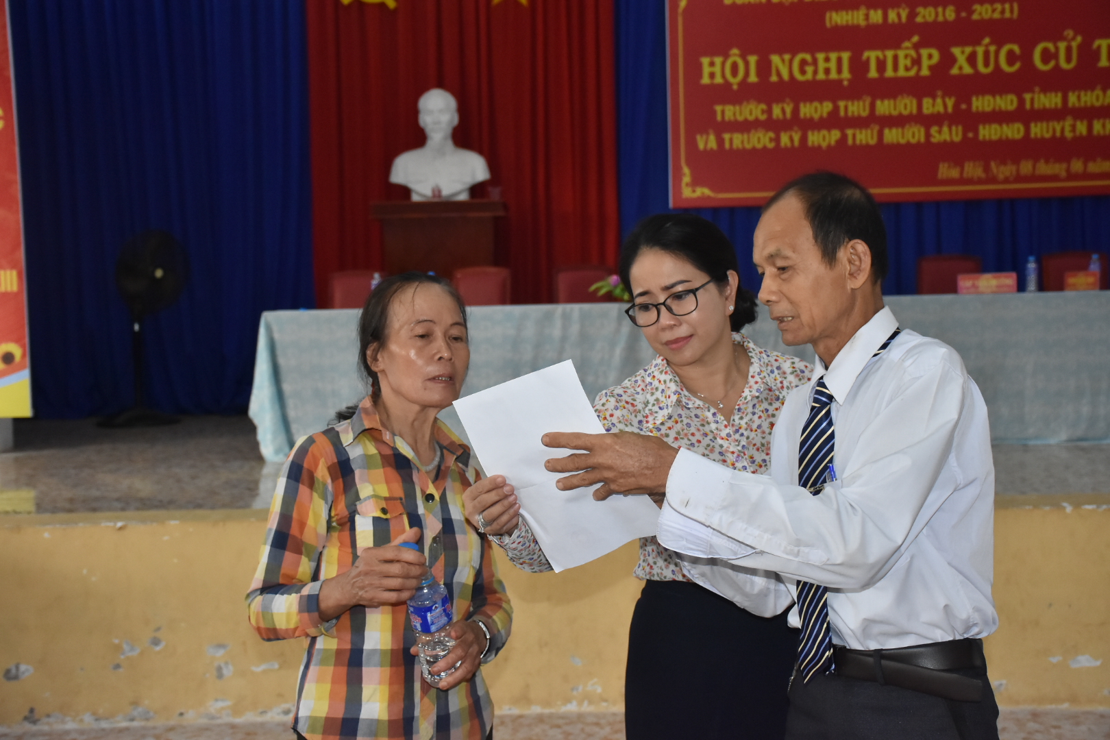 Bà Lê Thị Trang Đài - đại biểu Tổ 11 HĐND tỉnh trao đổi với cử tri xã Hòa Hội (Xuyên Mộc) tại buổi tiếp xúc.
