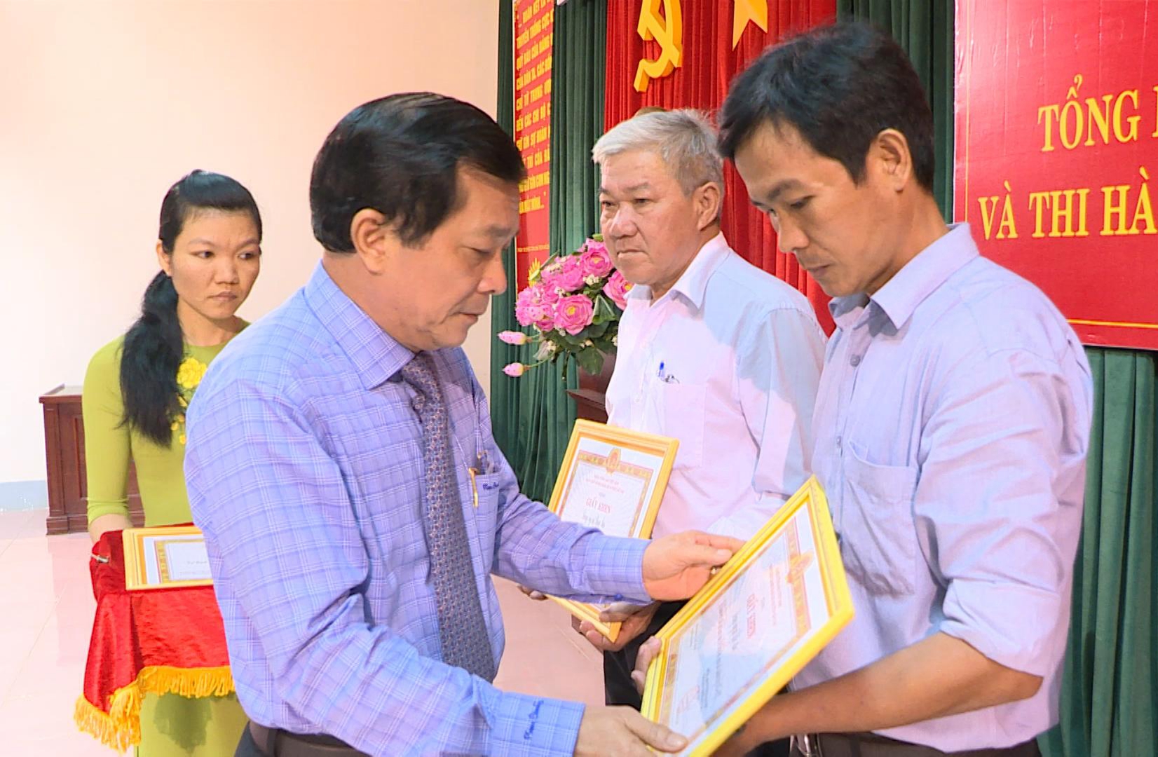Ông Hồ Văn Lợi, Bí thư Huyện ủy Đất Đỏ trao Giấy khen cho các tập thể có thành tích xuất sắc trong công tác kiểm tra, giám sát, thi hành kỷ luật trong Đảng nhiệm kỳ 2015-2020. Ảnh: MINH TÀI