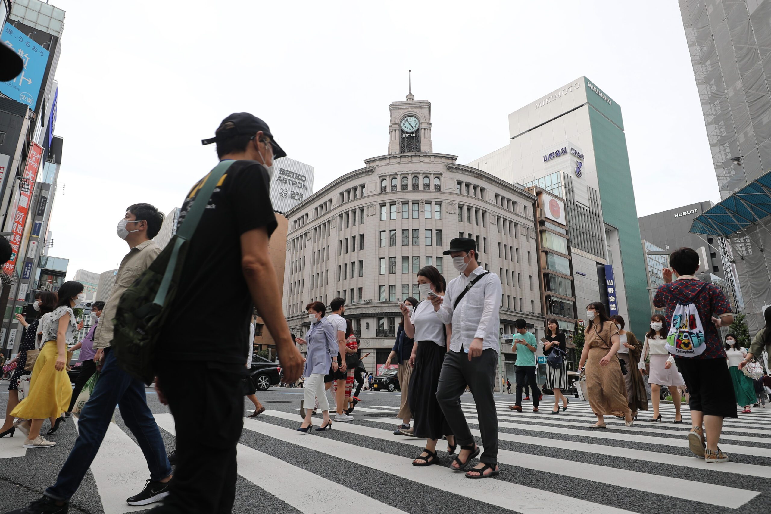 Người dân đeo khẩu trang phòng lây nhiễm COVID-19 khi di chuyển trên đường phố tại Tokyo, Nhật Bản ngày 30/5. 