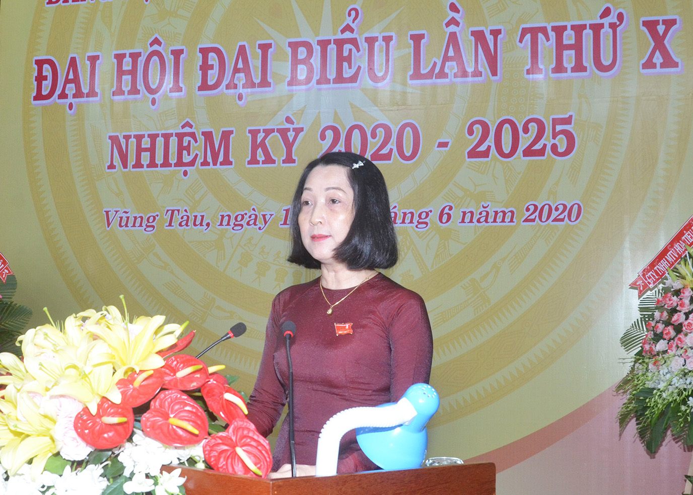 Đồng chí Võ Thanh Mỹ, Bí thư Đảng ủy Phường 1, TP. Vũng Tàu nhiệm kỳ 2015-2020 thông qua Báo cáo chính trị tại Đại hội.