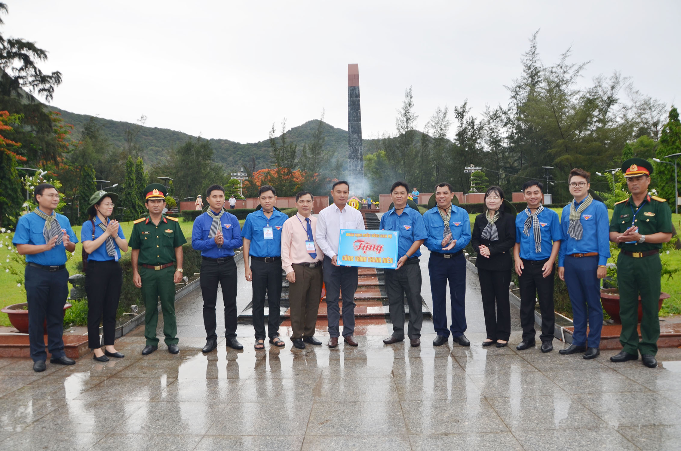 Ông Nguyễn Văn Thắng, Phó Trưởng Ban Tuyên giáo Tỉnh ủy (thứ 6 từ trái qua) và đại diện Đoàn thanh niên Cụm miền Đông Nam Bộ trao công trình thanh niên cho ông Trần Văn Quang, Phó Giám đốc Trung tâm Bảo tồn di tích Quốc gia Côn Đảo.