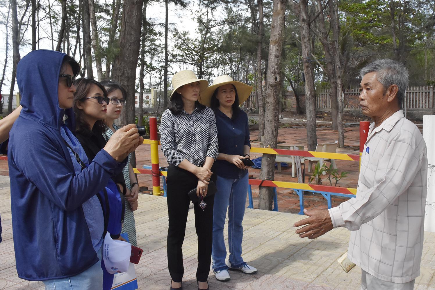 Ông Lê Văn Hời, Trưởng Ban cúng tế Dinh Ông Nam Hải giới thiệu về Nghĩa địa cá Ông cho du khách.