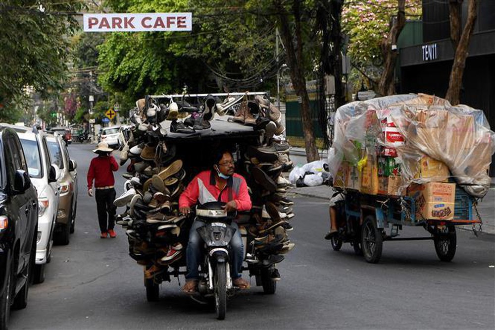 Người bán hàng rong trên một đường phố  ở Phnom Penh, Campuchia. 