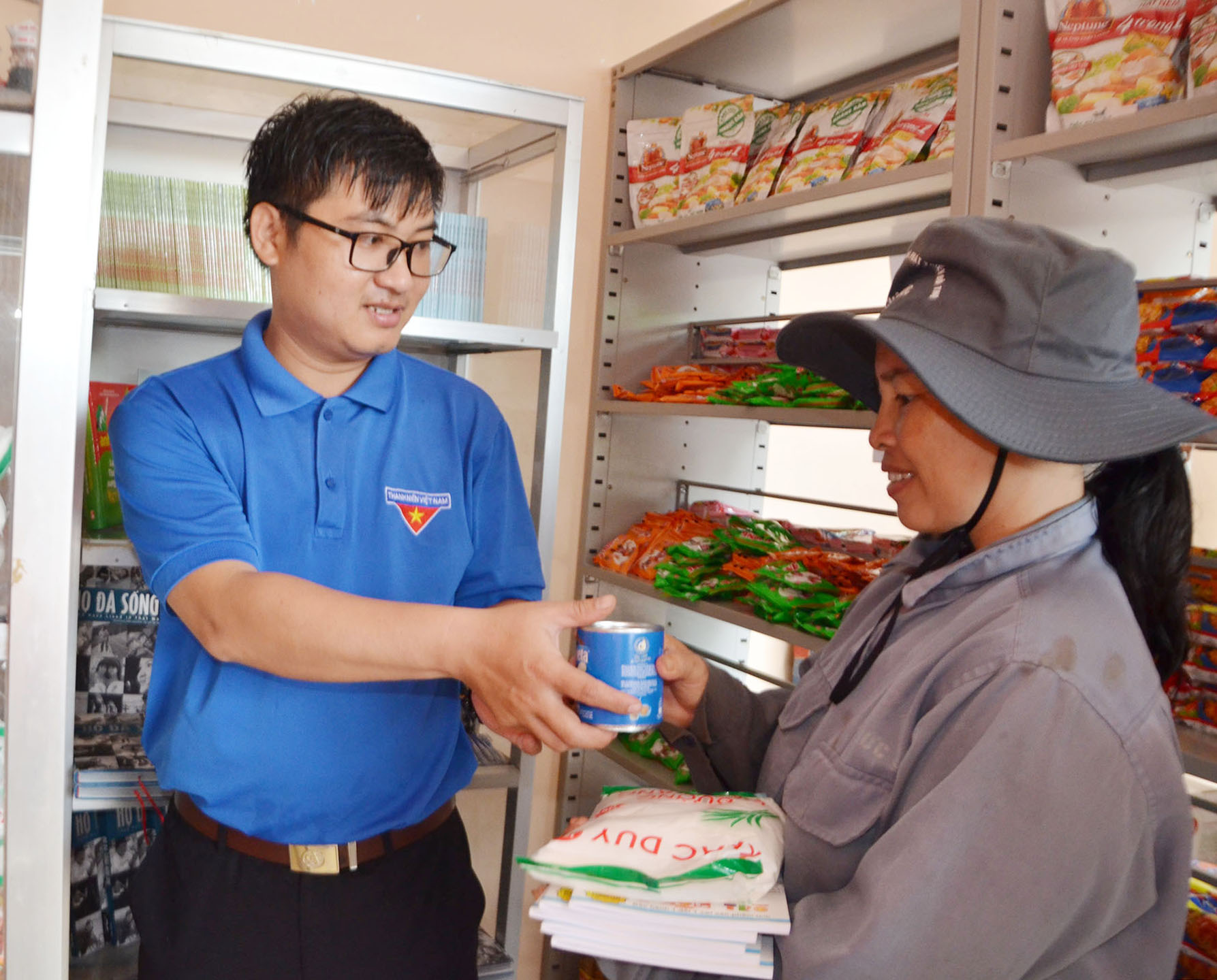 Anh Trần Văn Phúc, ĐVTN Huyện Đoàn Châu Đức hướng dẫn chị Trịnh Thị Hoa mua hàng miễn phí tại Cửa hàng 0 đồng. 