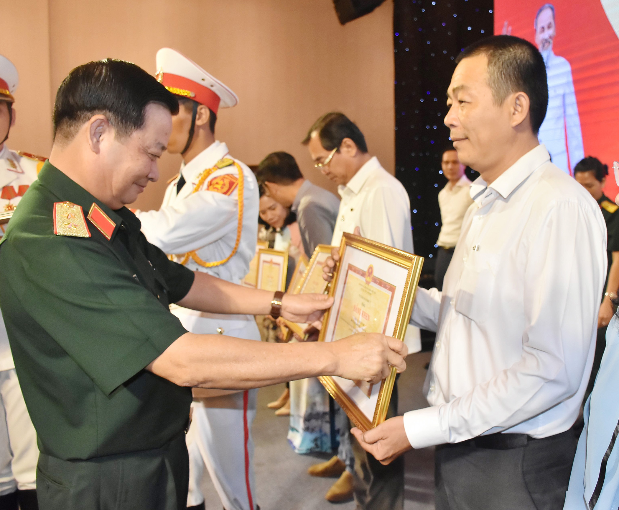 Trung tướng Trần Hoài Trung, Bí thư Đảng ủy, Chính ủy Quân khu 7 trao Bằng khen cho đại diện Báo BR-VT và các tập thể có thành tích xuất sắc trong phối hợp tuyên truyền hoạt động của LLVT Quân khu. 