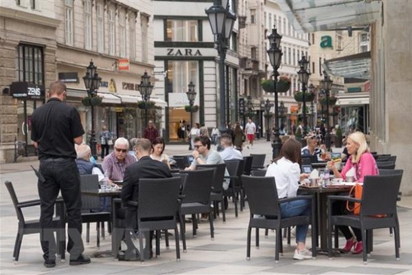 Khách hàng dùng bữa tại một nhà hàng ở Budapest, Hungary.