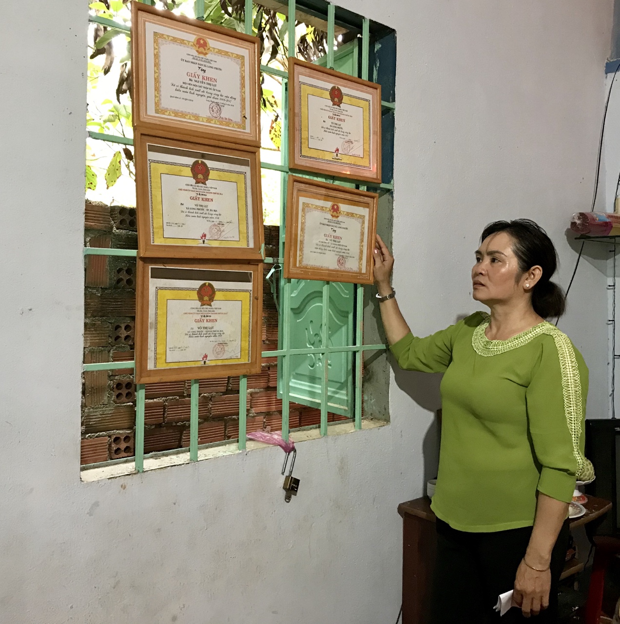 Chị Võ Thị Lạt bên những giấy khen về thành tích hiến máu tình nguyện.