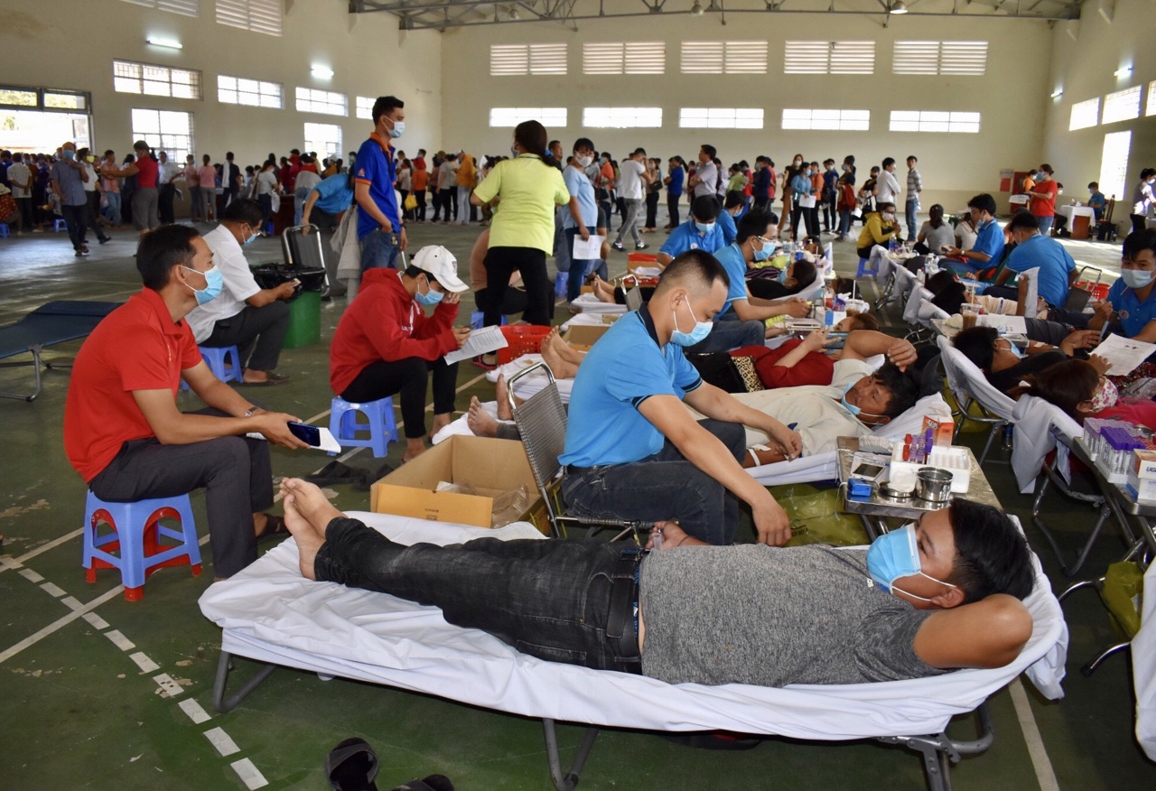 Người dân trên địa bàn huyện Long Điền tham gia hiến máu tình nguyện ngày 24/2.
