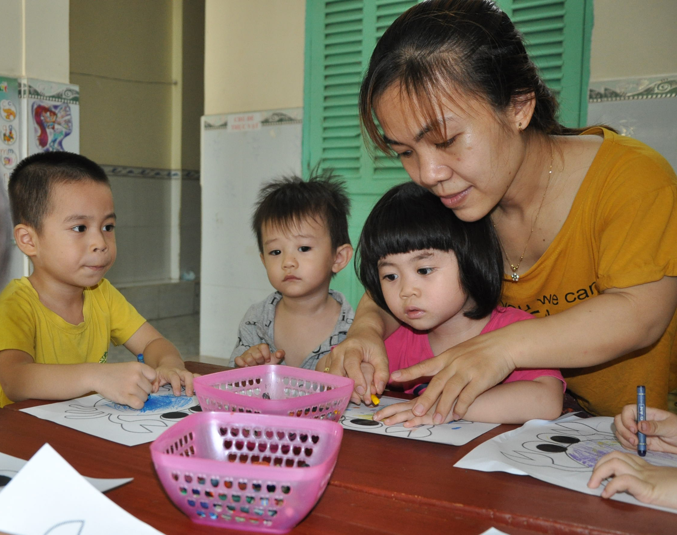 Cô Lê Na nuôi dạy các cháu ở Trường MN tư thực Thanh Vân.