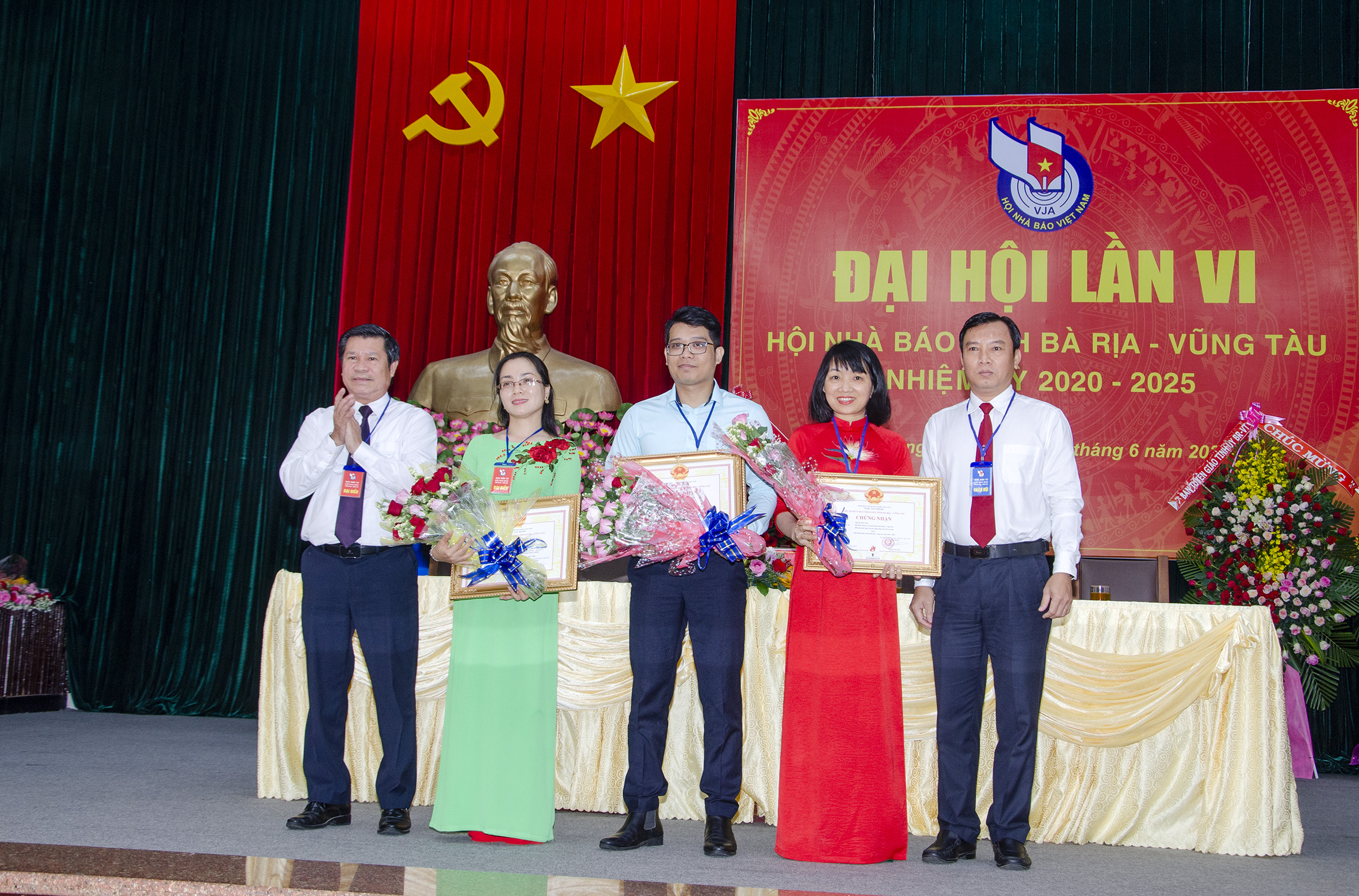 Các ông: Nguyễn Văn Xinh (bìa trái), Ủy viên Ban Thường vụ Tỉnh ủy, Trưởng Ban Tuyên giáo Tỉnh ủy; Trương Hữu Chiến, Phó Giám đốc Sở TT-TT  trao Giải A, Giải báo chí tỉnh lần thứ 28, năm 2020 cho các tác giả.