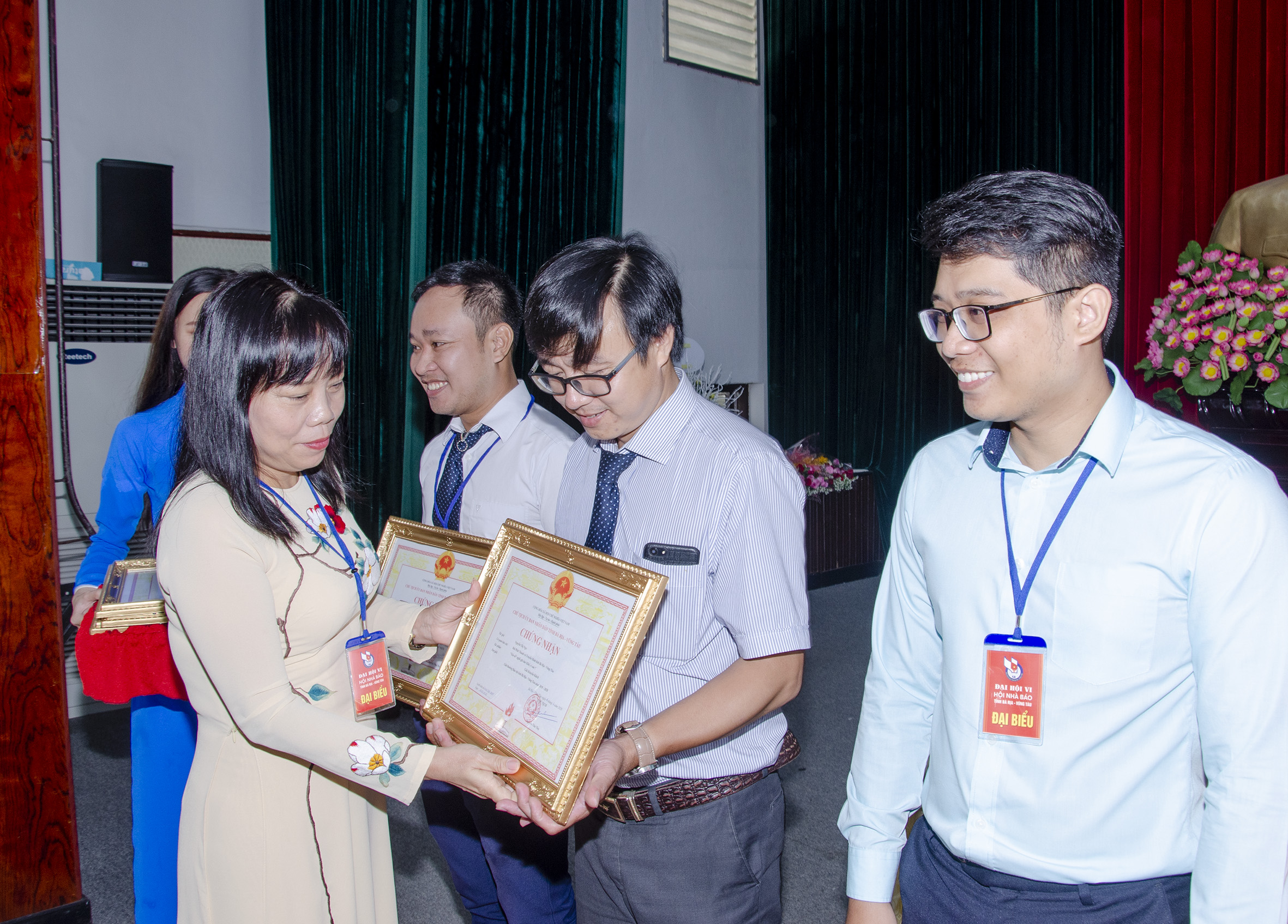 Bà Đỗ Nguyễn Hoàng Dung, Quyền Tổng Biên tập Báo BR-VT trao giải Khuyến khích, Giải Báo chí tỉnh lần thứ 28, năm 2020 cho các tác giả.