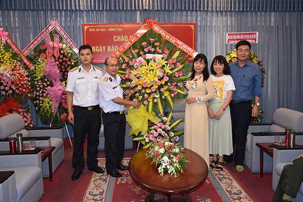 Đại diện lãnh đạo Lữ đoàn 171 Hải quân tặng lẵng hoa của Bộ Tư lệnh Hải quân đến Ban Biên tập Báo Bà Rịa-Vũng Tàu.