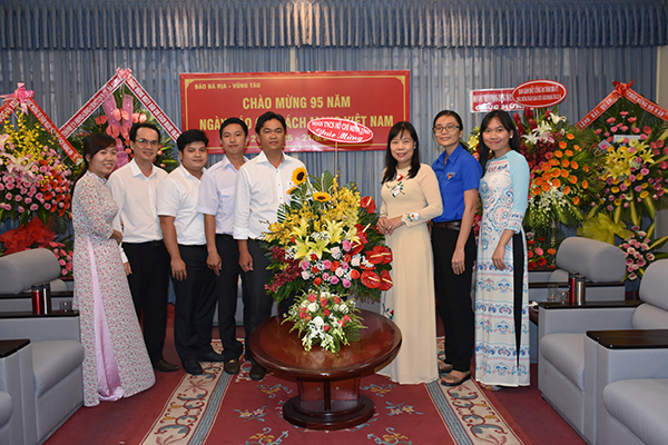Anh Lê Văn Minh, Bí thư Tỉnh Đoàn tặng hoa chúc mừng Ban Biên tập Báo Bà Rịa-Vũng Tàu.