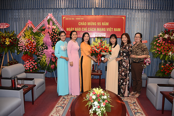 Bà Lê Thị Kim Thu, Chủ tịch Hội LHPN tỉnh tặng hoa chúc mừng Ban Biên tập Báo Bà Rịa-Vũng Tàu.