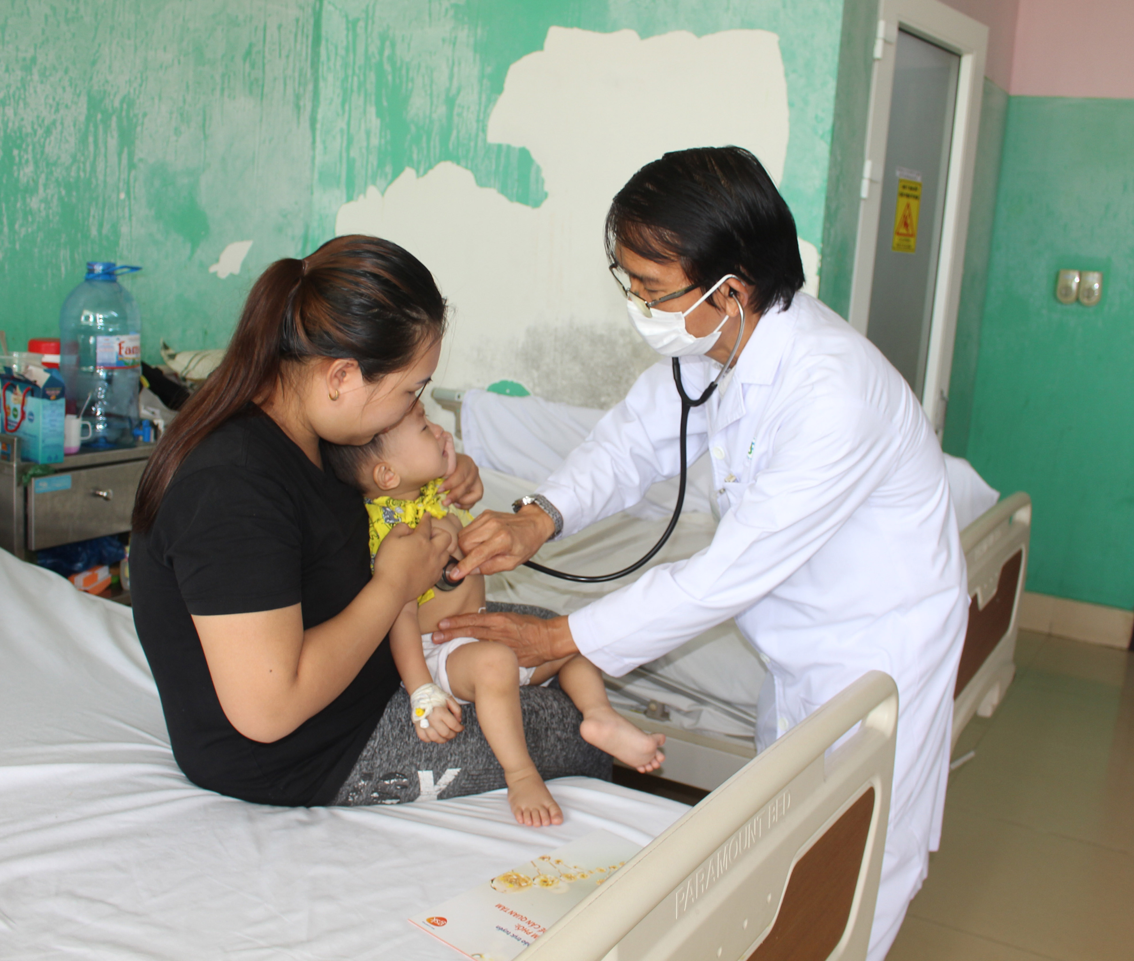 Bác sĩ Vương Quang Thắng, Trưởng khoa Nhi (Bệnh viện Bà Rịa) thăm khám cho bệnh nhi Nguyễn Bảo An.