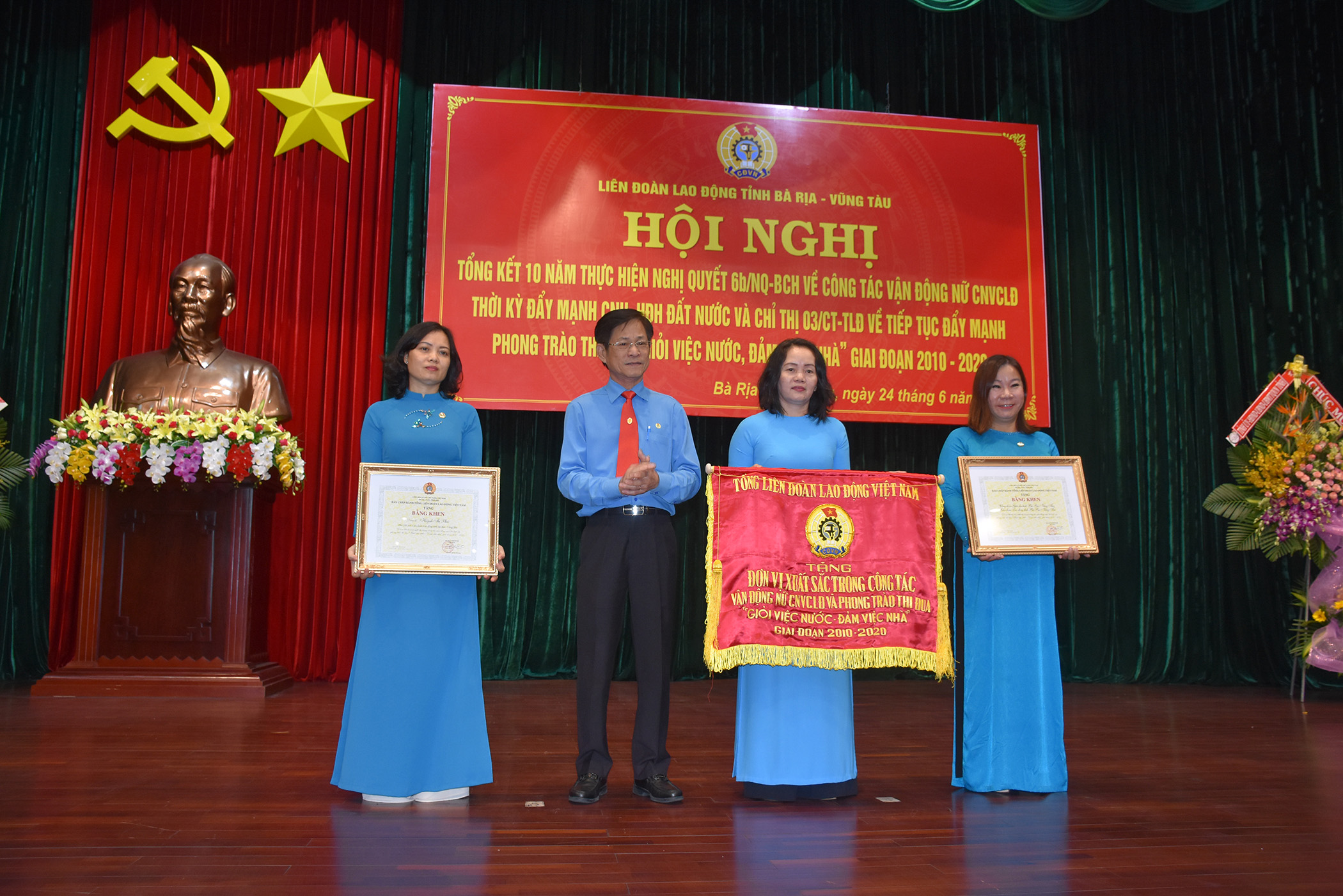 Ông Châu Văn Thắng, Chủ tịch LĐLĐ tỉnh trao Cờ thi đua của Tổng LĐLĐ Việt Nam cho LĐLĐ tỉnh. 