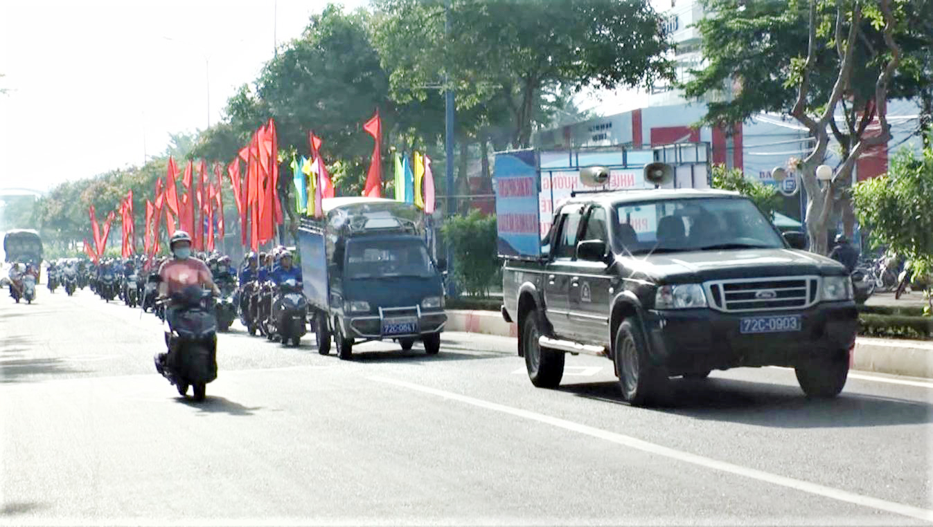 Diễu hành tuyên truyền qua các tuyến đường trên địa bàn thị trấn Phước Bửu, huyện Xuyên Mộc.