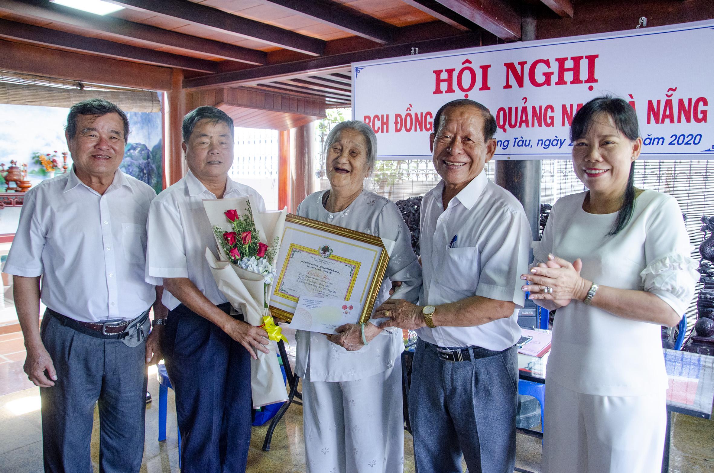 BCH Hội Đồng hương Quảng Nam - Đà Nẵng tại BR-VT trao hoa và quà mừng thọ cho hội viên 90 tuổi.