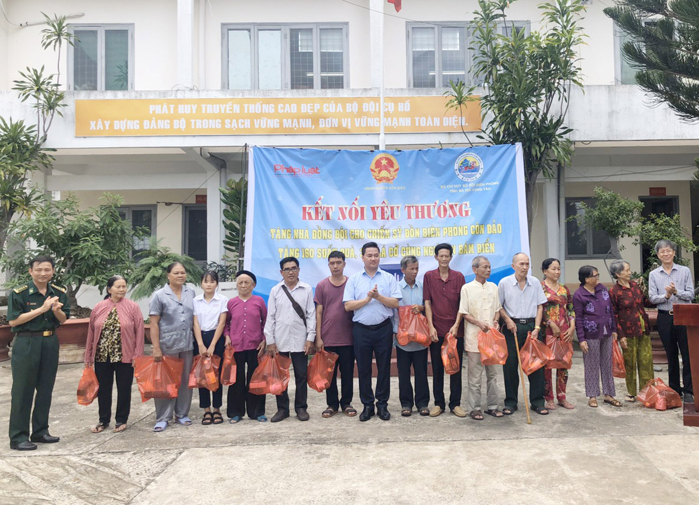 Đại diện Báo Pháp luật Việt Nam và Bộ Chỉ huy BĐBP tỉnh trao quà cho các hộ dân có hoàn cảnh khó khăn.