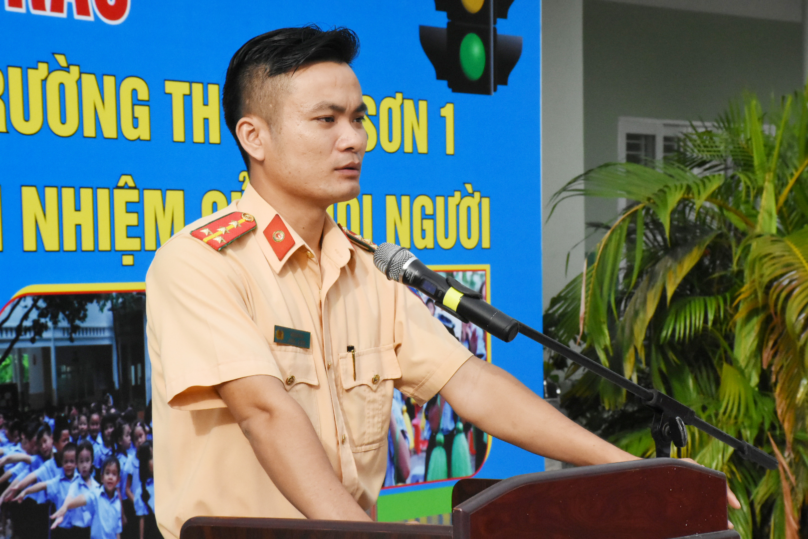 Đại úy Mai Bá Thi, báo cáo viên PC08 tuyên truyền về an toàn giao thông cho các em HS.