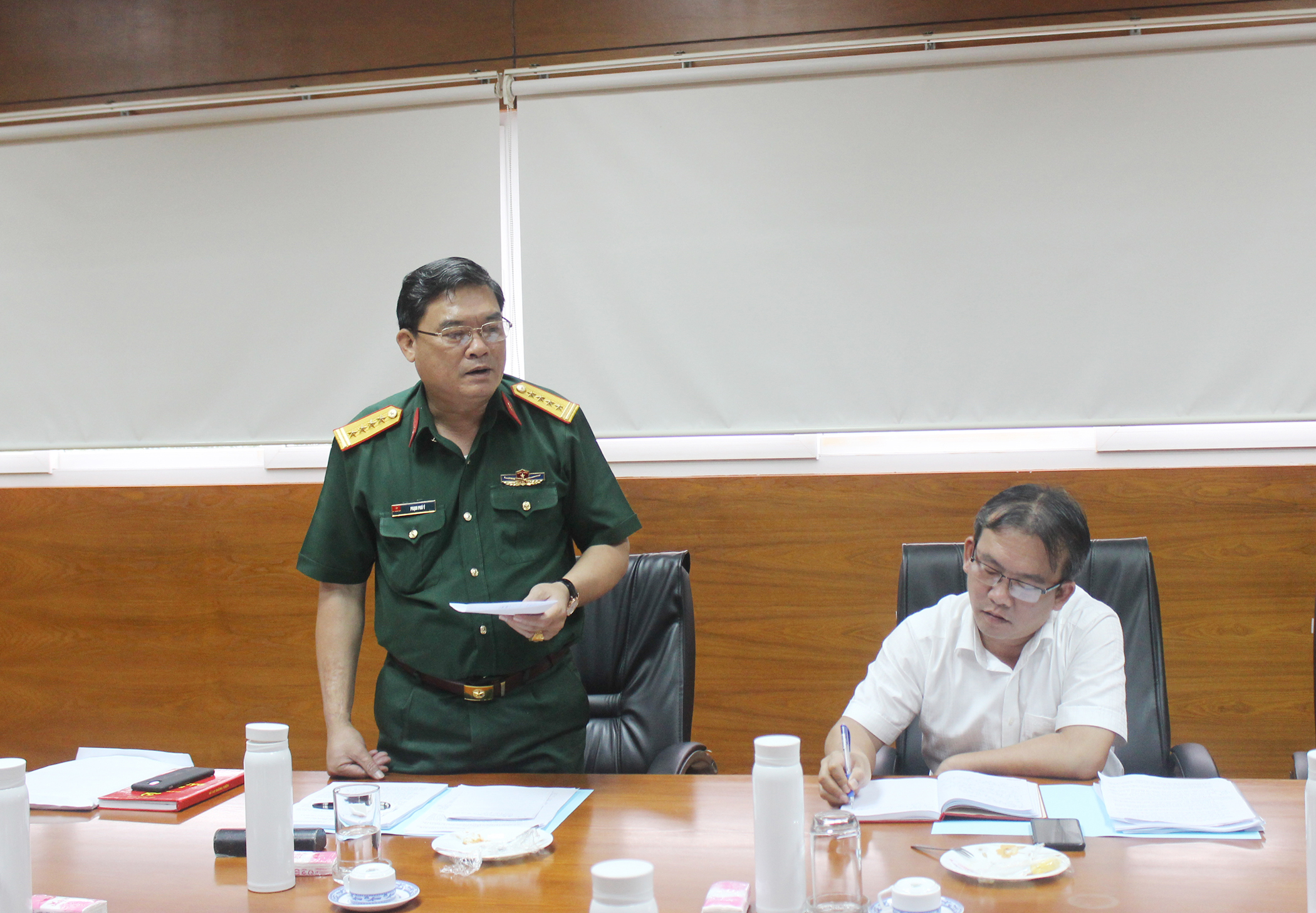 Ông Phạm Phú Ý, Chỉ huy trưởng Bộ CHQS tỉnh đề nghị rà soát nắm bắt tình hình doanh nghiệp, người lao động bị ảnh hưởng do dịch bệnh COVID-19 để có biện pháp hỗ trợ kịp thời. 