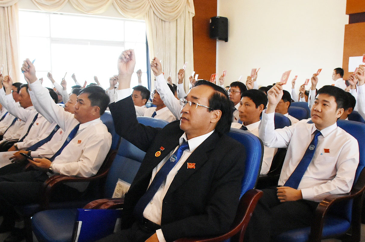 Các đại biểu bỏ phiếu thông qua danh sách bầu BCH Đảng bộ VN-South.