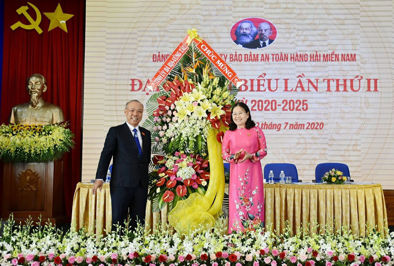 Đồng chí Nguyễn Thị Yến, Phó Bí thư Thường trực Tỉnh ủy, tặng hoa chúc mừng Đại hội.
