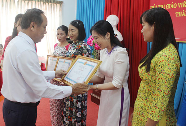 Ông Lê Văn Mỹ, Phó Trưởng Phòng GD-ĐT TP. Vũng Tàu trao giải Nhất cho 5 cá nhân đạt thành tích xuất sắc trong hội thi.