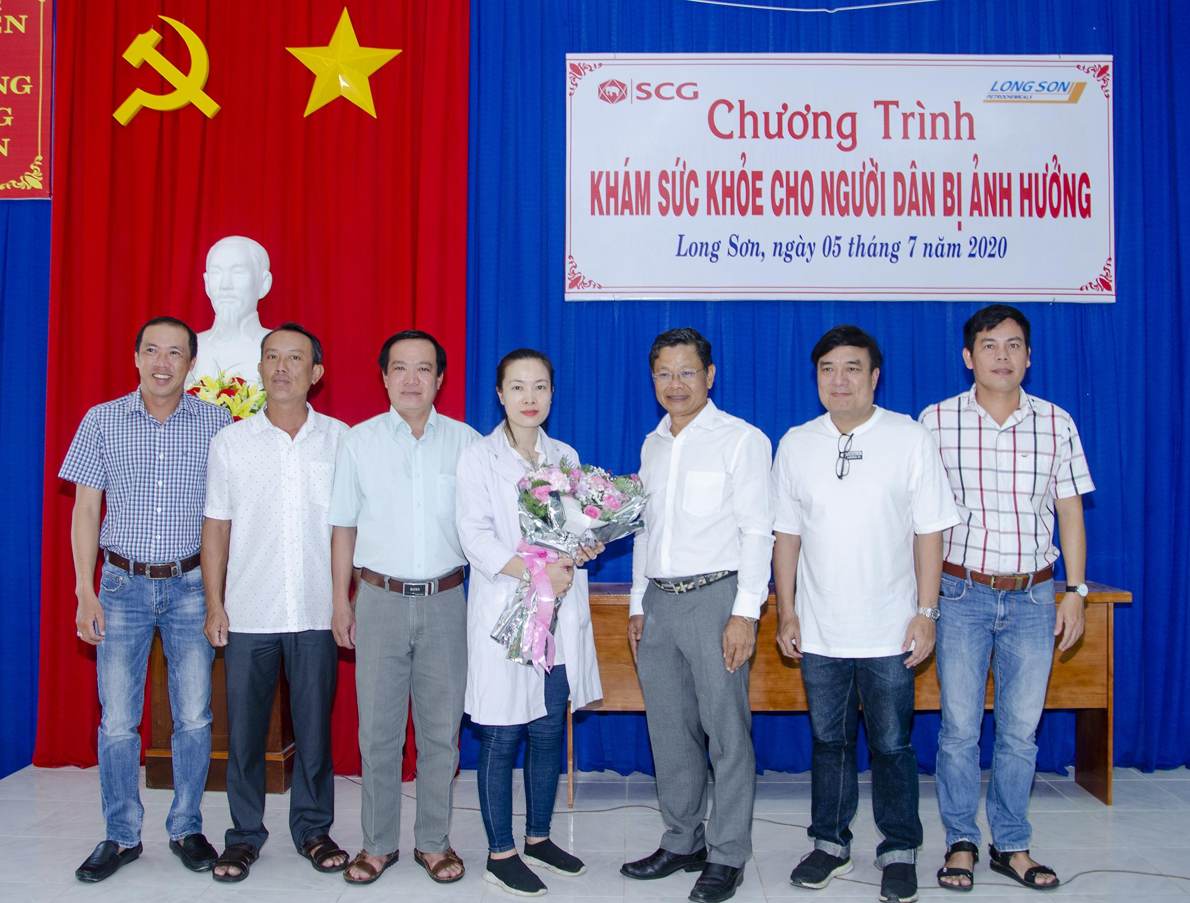 Ông Soros Khlongchoengsan, Giám đốc Nhân sự Công ty TNHH Hóa dầu Long Sơn (thứ 3 từ phải qua) tặng hoa cảm ơn Phòng khám Đa khoa quốc tế Thế giới mới và UBND xã Long Sơn.