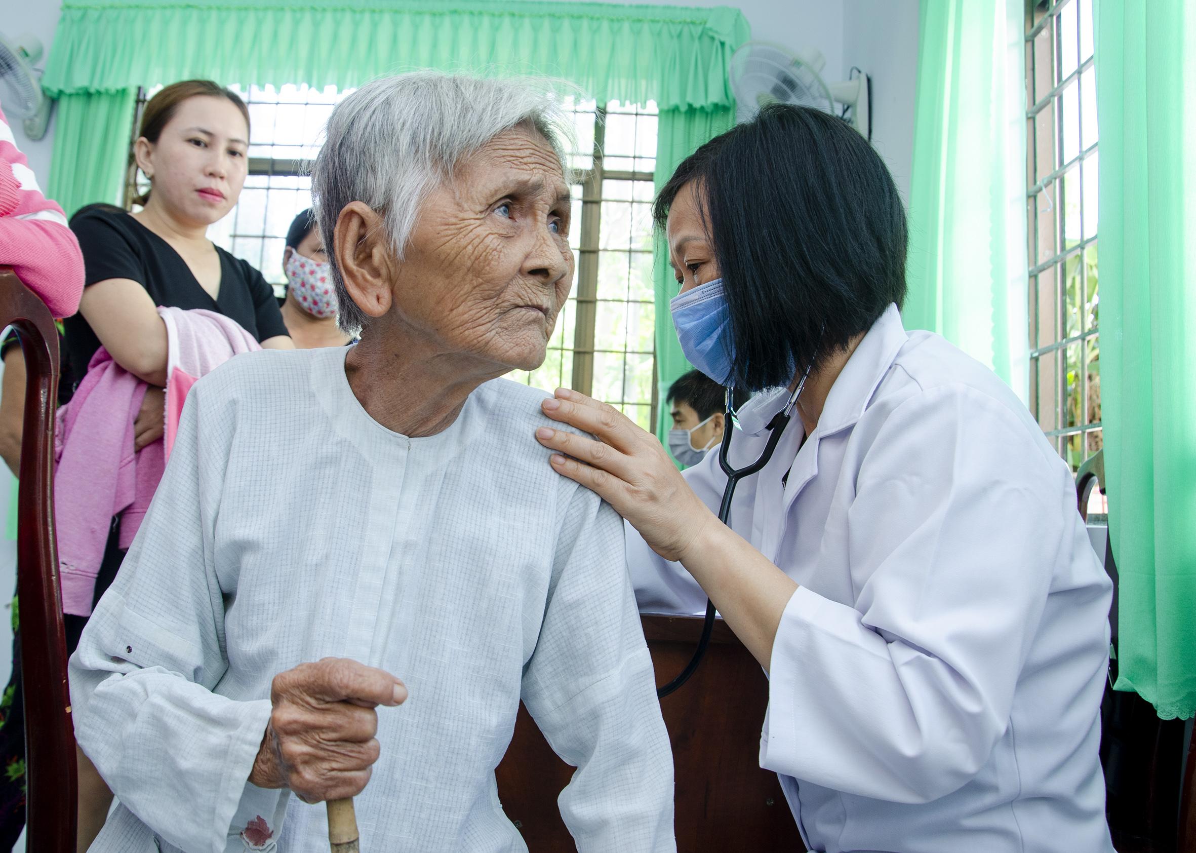 Bác sĩ Phòng khám Đa khoa quốc tế Thế giới mới khám bệnh cho người dân xã Long Sơn
