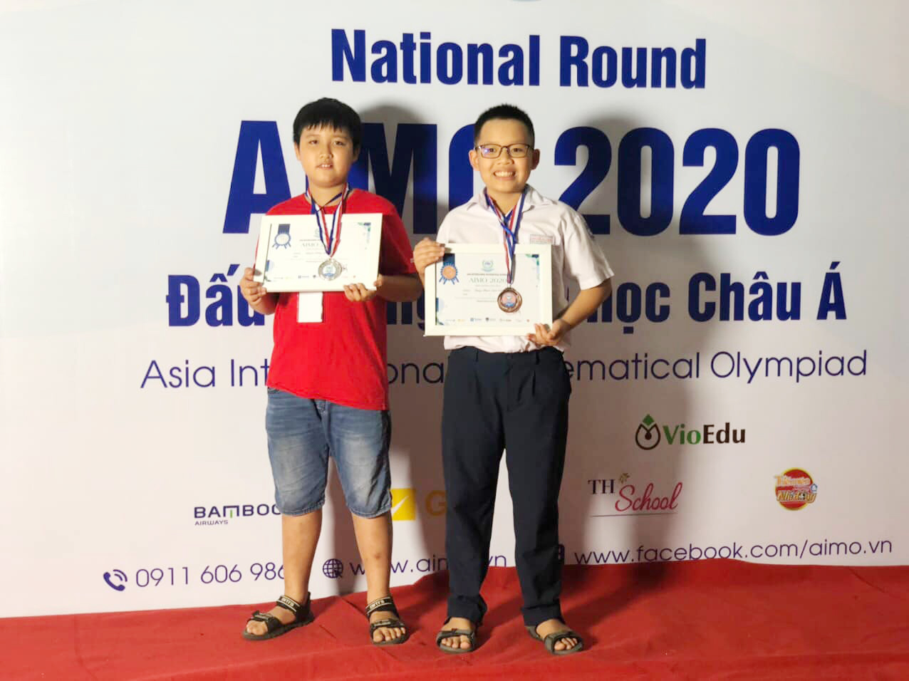 Em Nguyễn Đăng Sỹ Hoàng (bìa trái) đoạt giải Bạc và em Đặng Phạm Quốc Cường đoạt giải Đồng đấu trường Toán học AIMO 2020.