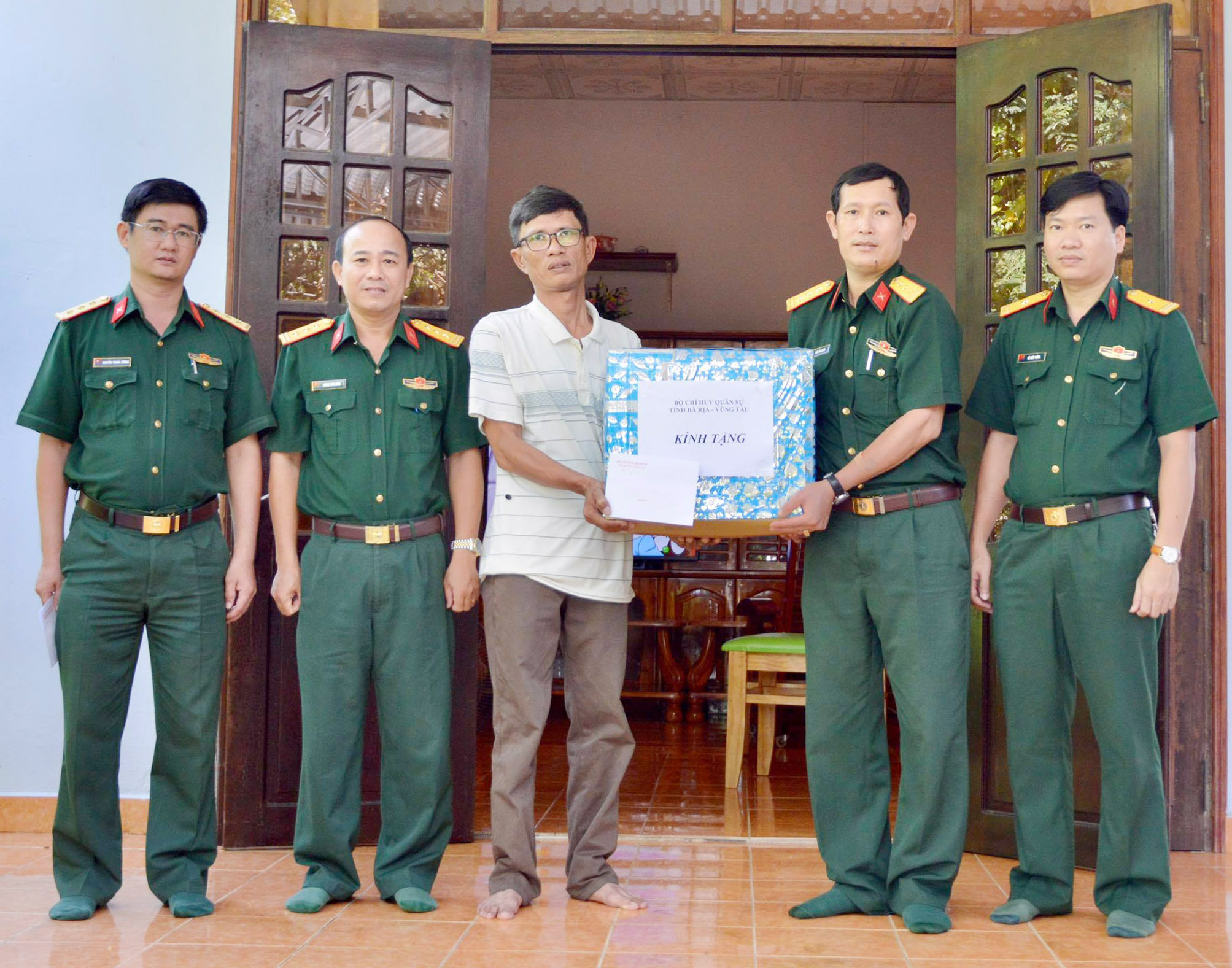 Đại diện Bộ CHQS tỉnh tặng quà cho gia đình quân nhân Phạm Công Thành.