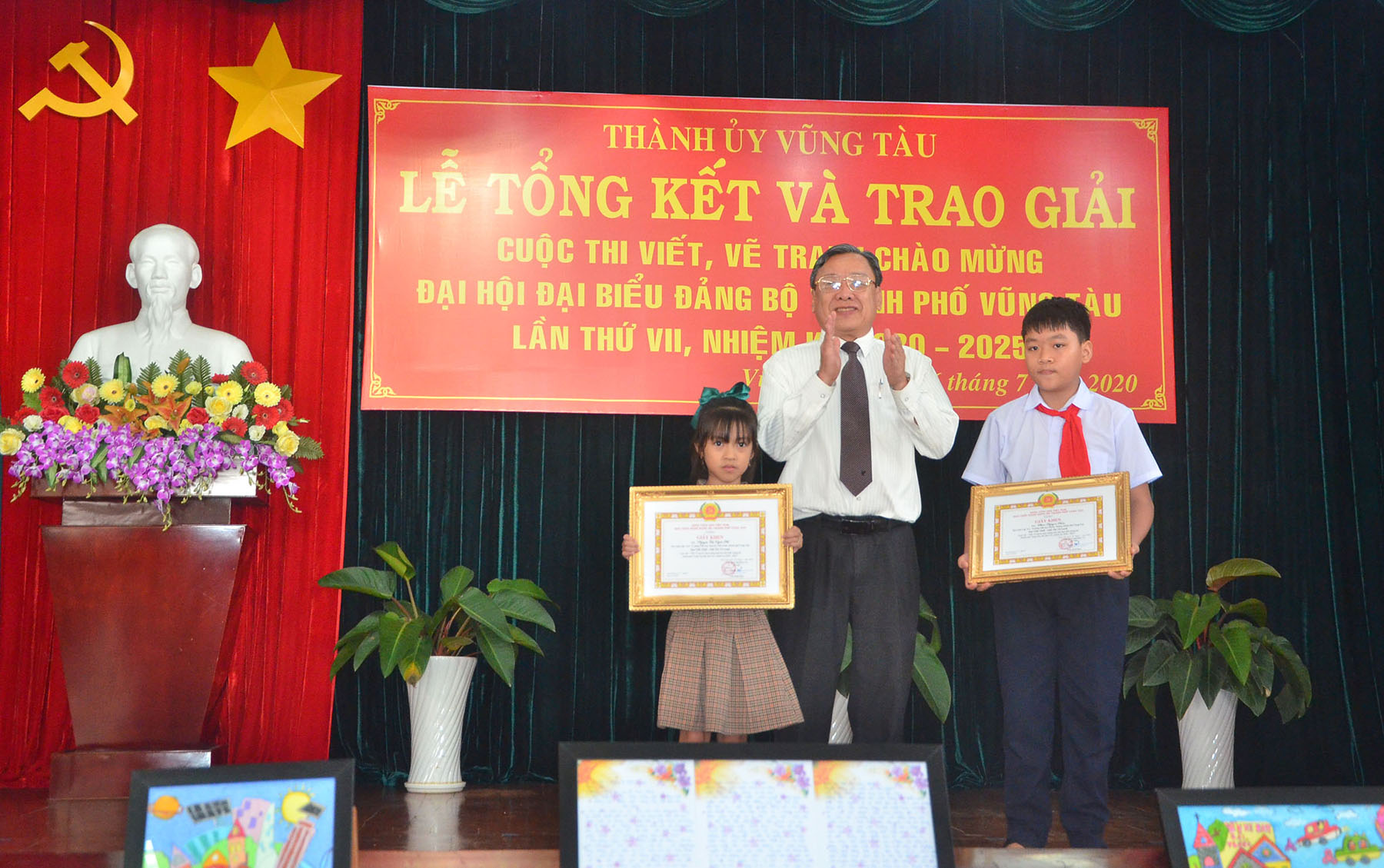 Ông Nguyễn Đăng Minh, Phó Bí thư Thường trực Thành ủy Vũng Tàu trao giải Nhất cho các HS đạt giải thi vẽ tranh.