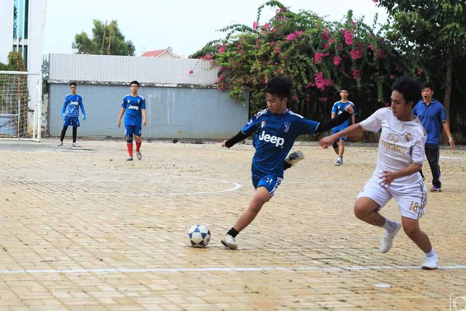 HS Trường THPT chuyên Lê Quý Đôn tham gia hoạt động thể thao trong trường học.