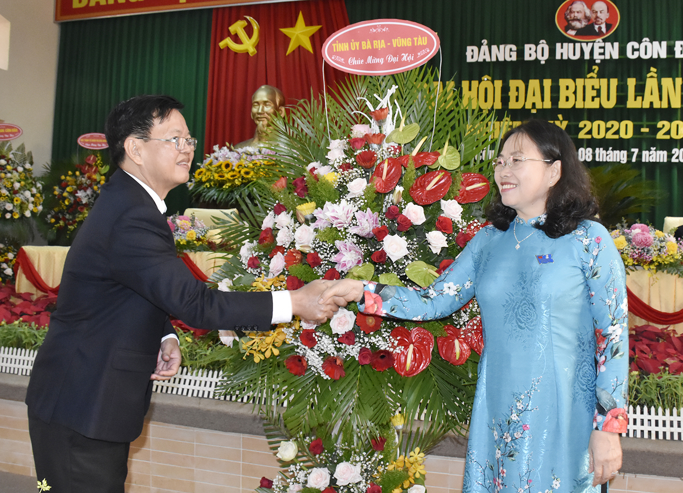 Đồng chí Nguyễn Thị Yến, Phó Bí thư Thường trực Tỉnh ủy, Trưởng Đoàn Đại biểu Quốc hội tỉnh  tặng hoa chúc mừng Đại hội.