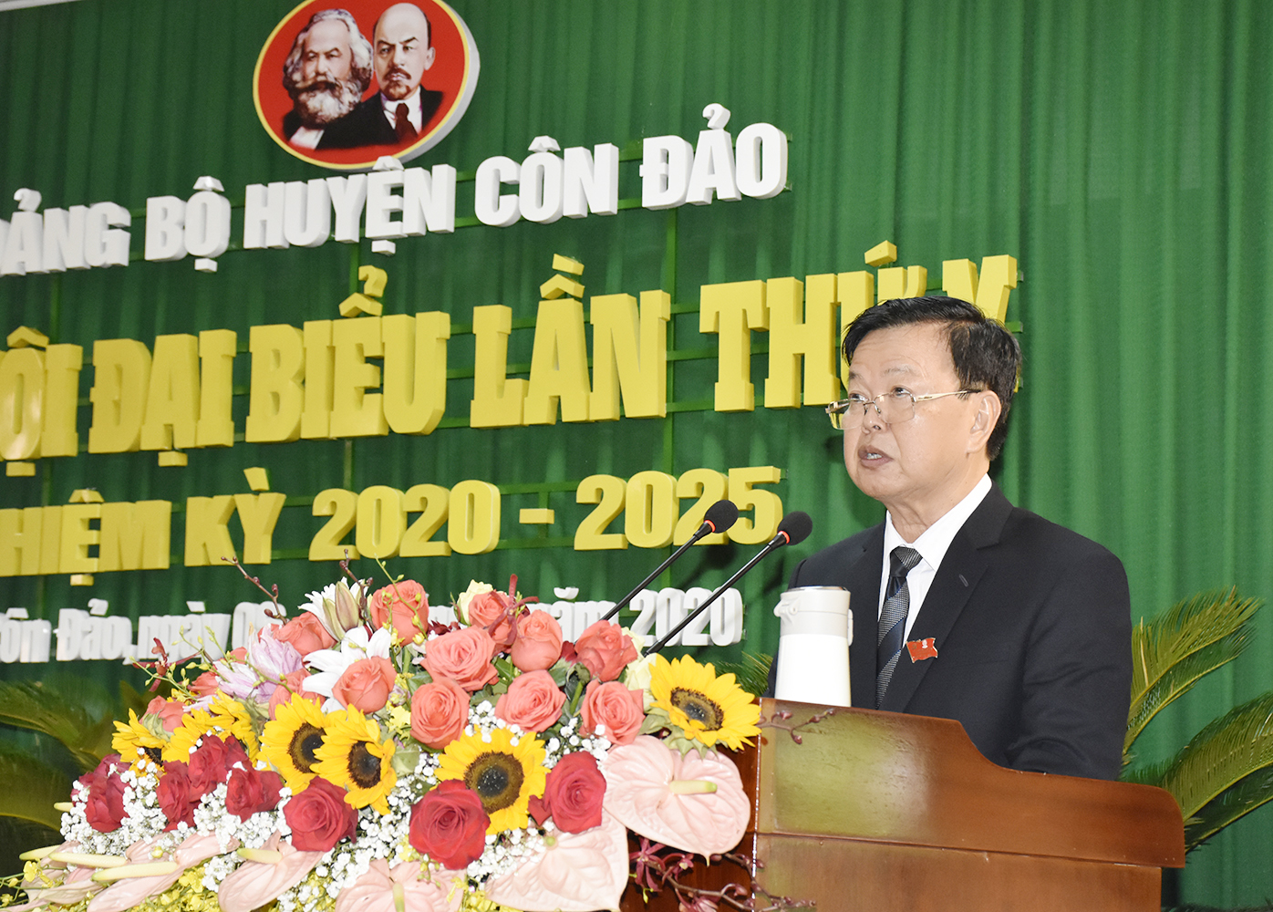 Đồng chí Nguyễn Hoàng Tùng, Phó Bí thư Huyện ủy Côn Đảo trình bày Báo cáo chính trị.