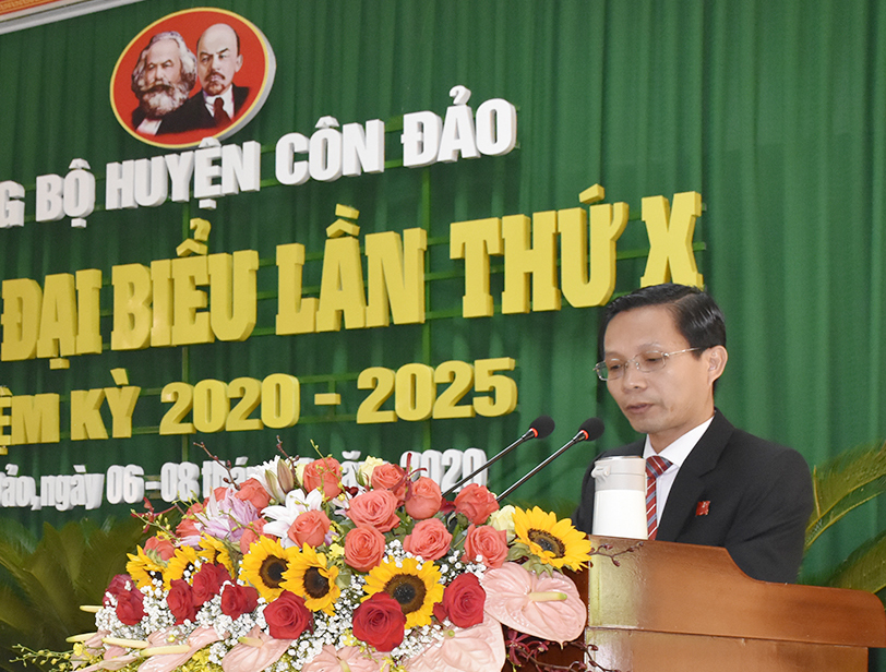 Đồng chí Lê Văn Phong, Phó Bí thư Huyện ủy, Chủ tịch UBND huyện Côn Đảo trình bày Báo cáo kiểm đểm.