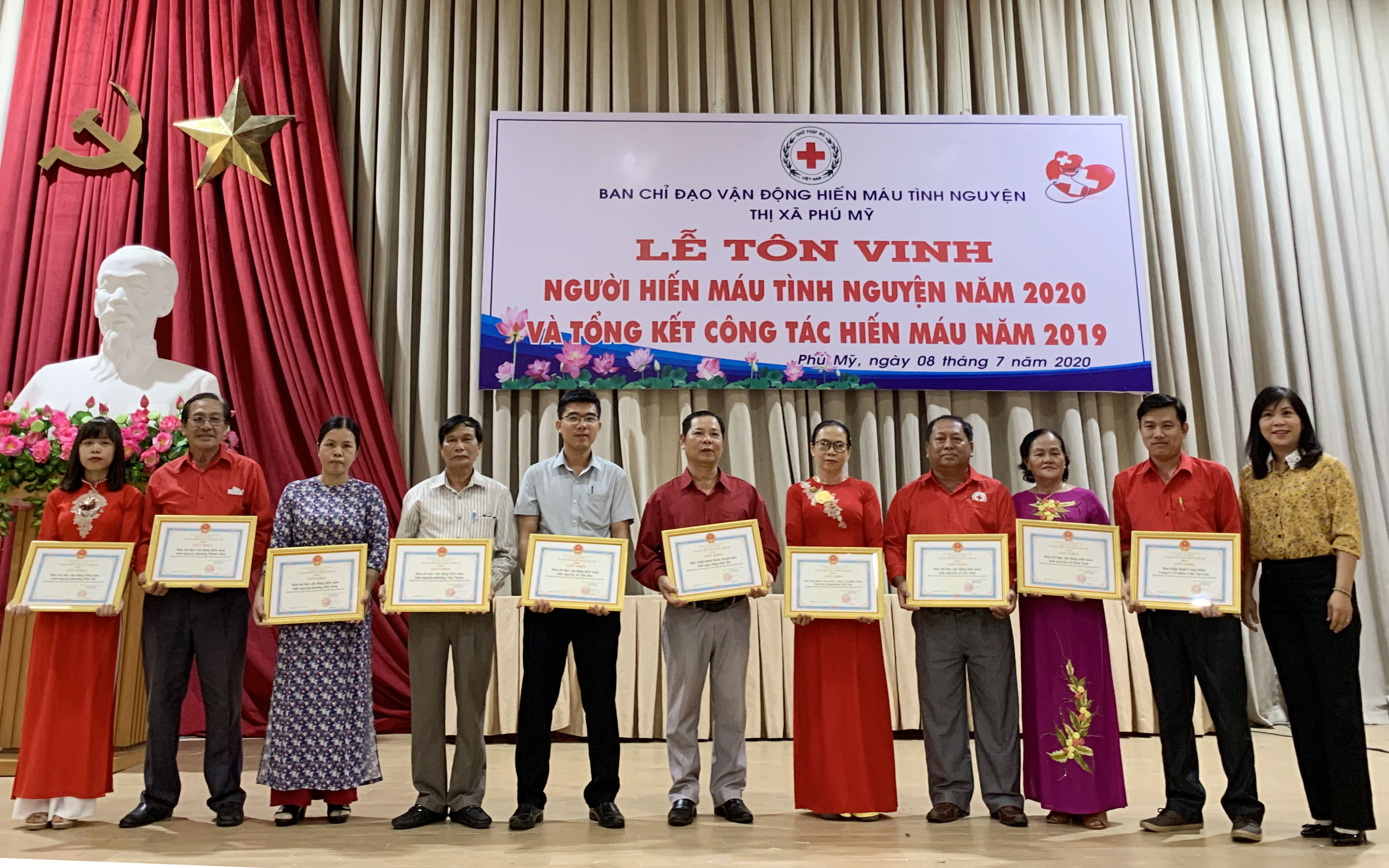 Bà Trần Thị Lệ, Phó Chủ tịch UBMTQVN TX. Phú Mỹ trao Giấy khen 10 tập thể có thành tích trong công tác vận động hiến máu tình nguyện.