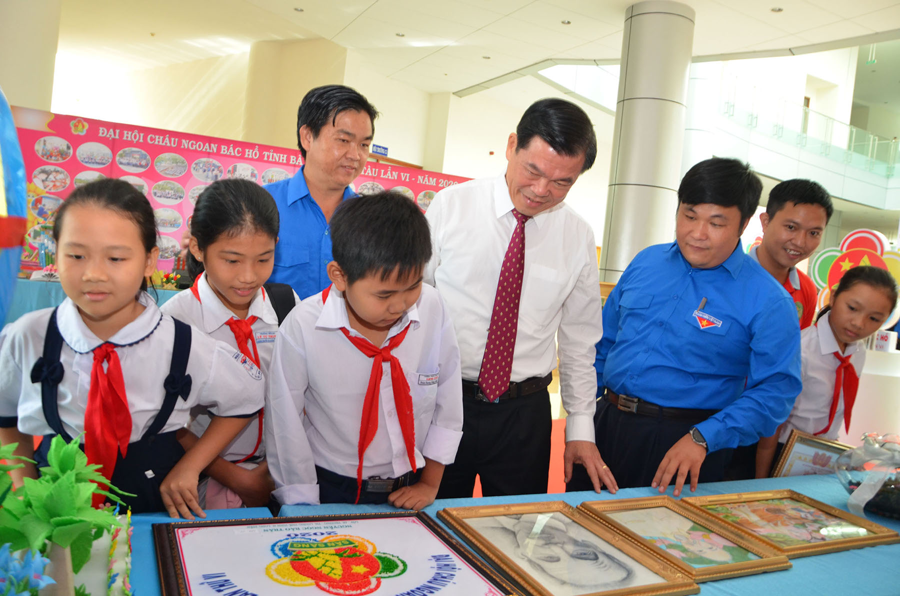 Ông Nguyễn Hồng Lĩnh, Ủy viên Trung ương Đảng, Bí thư Tỉnh ủy, Chủ tịch HĐND tỉnh và các đại biểu tham quan các gian hàng triển lãm tại Đại hội.