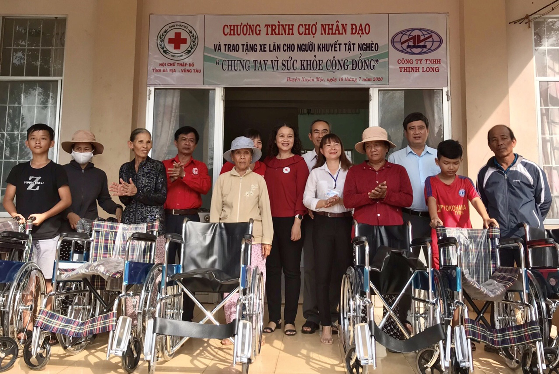 Lãnh đạo Hội CTĐ tỉnh, Công ty TNHH Thịnh Long, Hội CTĐ huyện Xuyên Mộc và UBND xã Bàu Lâm trao xe lăn cho gia đình người khuyết tật.