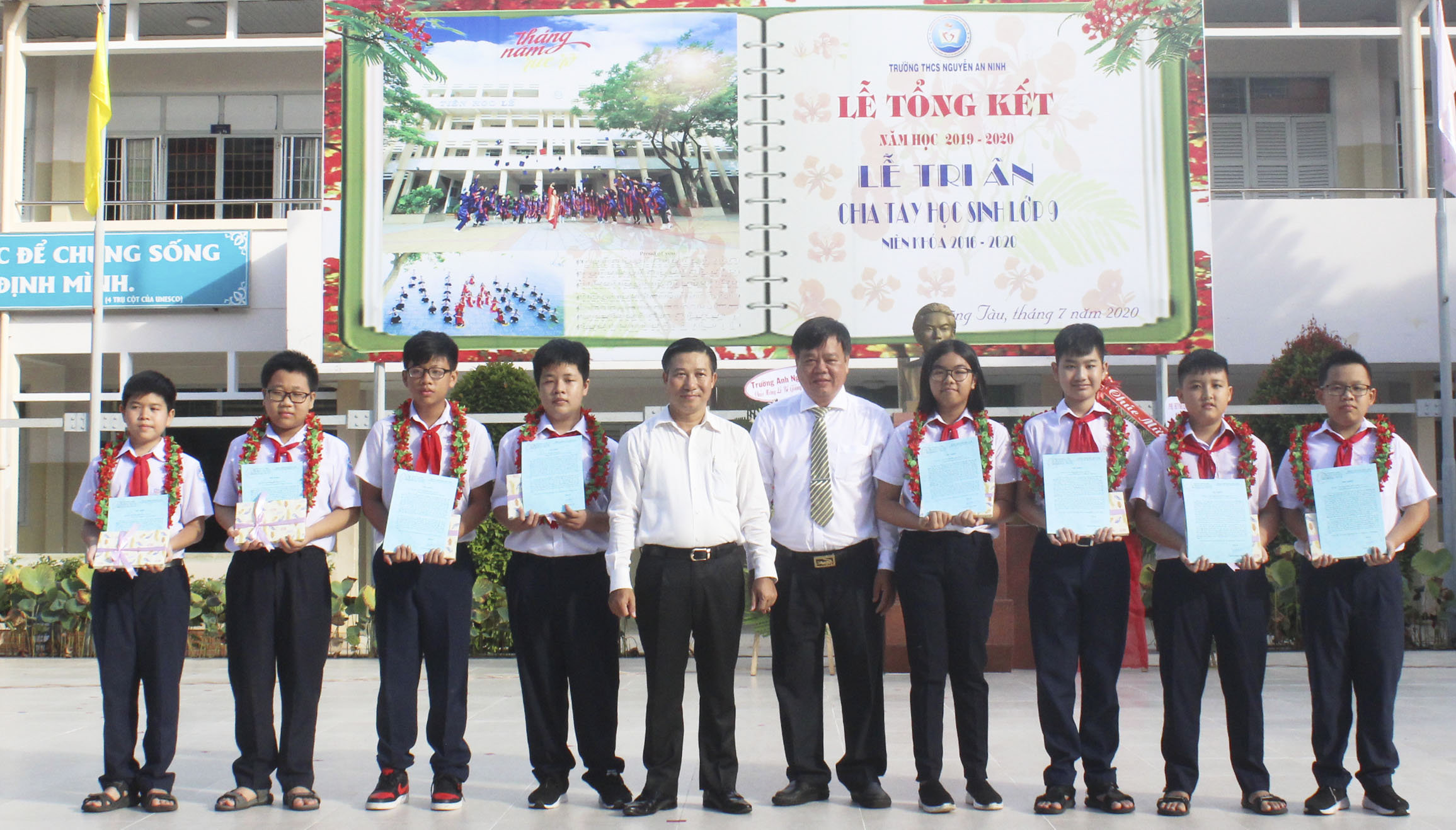8 HS Trường THCS Nguyễn An Ninh đạt giải tại các cuộc thi cấp quốc gia và quốc tế nhận Thư khen và quà tặng của Bí thư Tỉnh ủy.