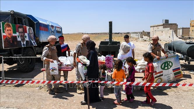 Phát hàng cứu trợ cho người dân Syria ở Abu Duhur, tỉnh Idlib. Ảnh: AFP