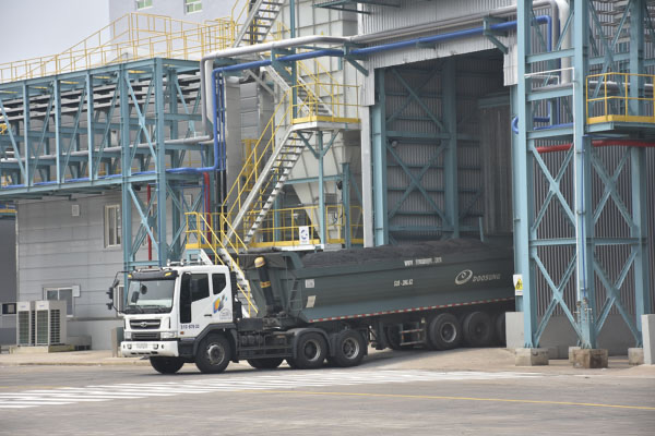 Vận chuyển bụi lò tại Nhà máy xử lý bụi lò của Công ty Zinc Oxide (ZOCV),  KCN Phú Mỹ 3.