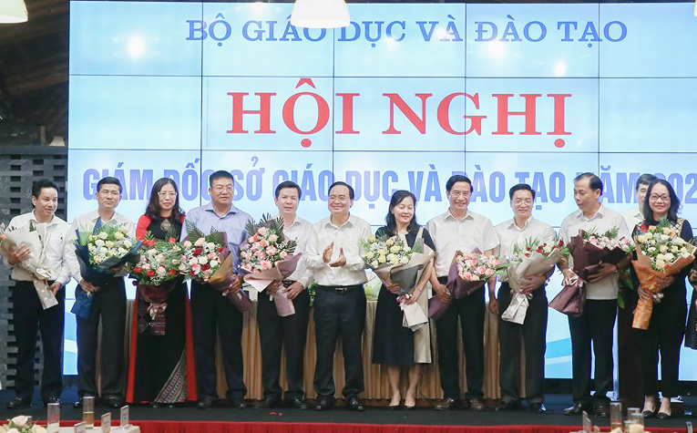 Bộ trưởng Phùng Xuân Nhạ tặng hoa chúc mừng các Giám đốc Sở GD-ĐT được bổ nhiệm trong năm học 2019-2020.