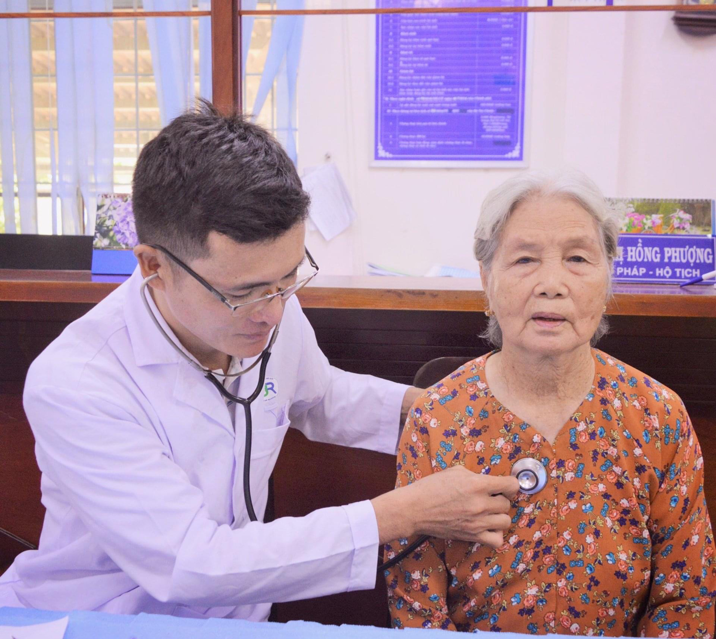 Bác sĩ Bệnh viện Bà Rịa khám bệnh cho đối tượng chính sách, người cao tuổi ở xã Tam Phước (huyện Long Điền). Ảnh: HỒNG PHƯƠNG