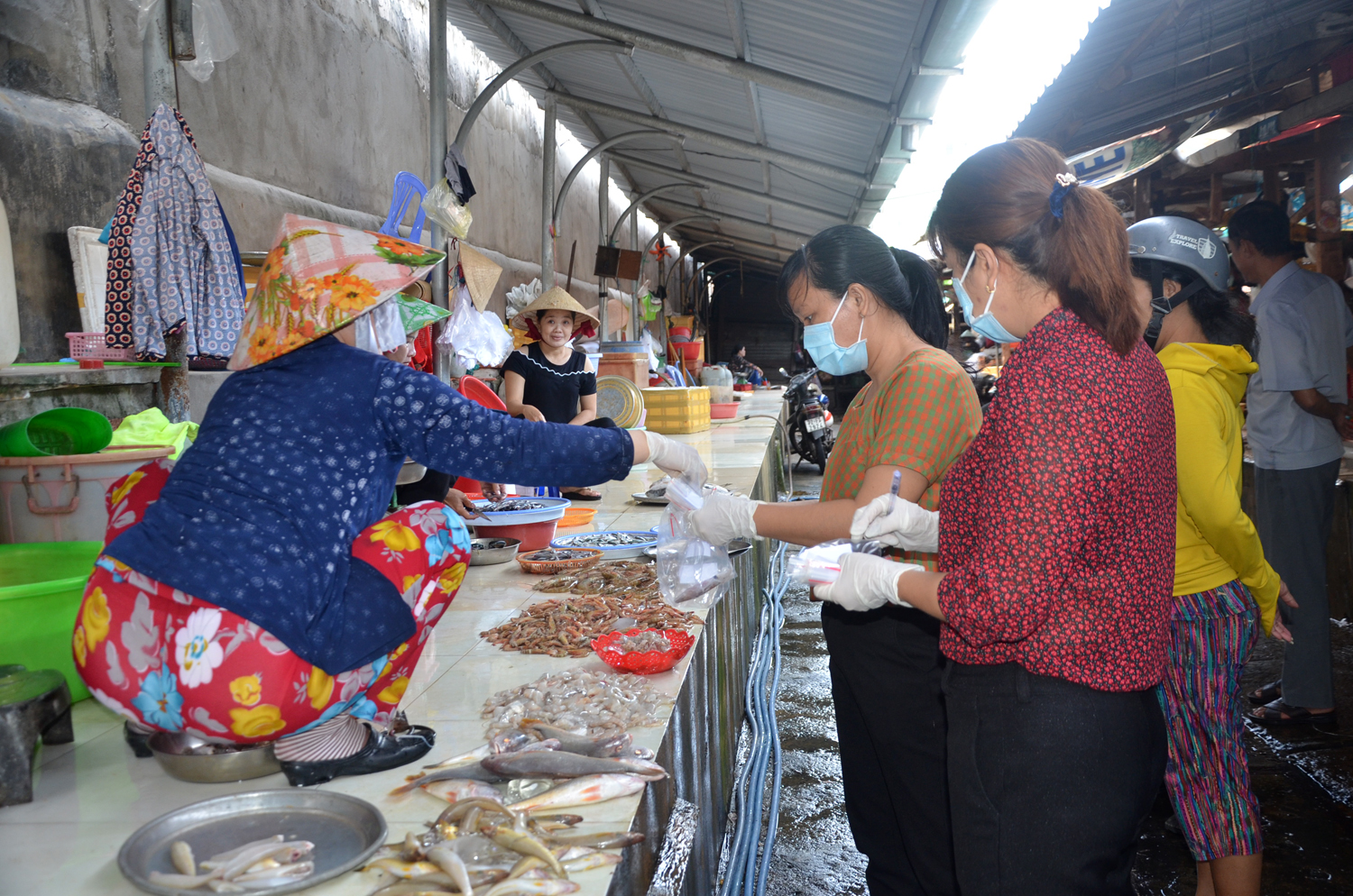 Đoàn kiểm tra liên ngành tỉnh lấy mẫu thực phẩm tại Chợ phường 1, TP. Vũng Tàu sáng 13/7.